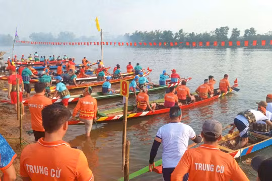 Quảng Trị: Nhộn nhịp đua thuyền đầu năm tại dinh phủ chúa Nguyễn Hoàng xưa