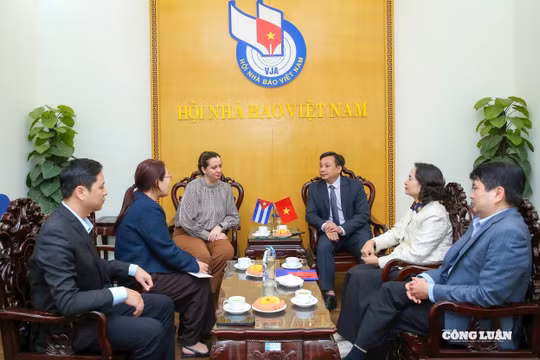 Bà Dianet Doimeadios Guerrero, Bí thư thứ hai phụ trách báo chí Đại sứ quán Cuba thăm, chào Hội Nhà báo Việt Nam trước khi kết thúc nhiệm kỳ