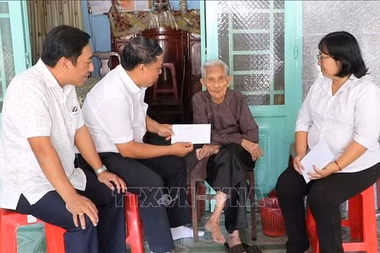 Chủ tịch nước quyết định tặng quà cho người có công nhân dịp Tết Bính Ngọ