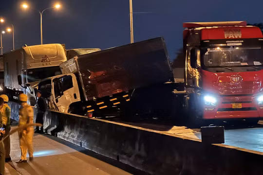 Tai nạn liên hoàn 6 ô tô trên cầu Phú Mỹ, giao thông tê liệt nhiều giờ