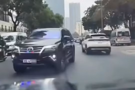Hà Nội: Lắp đèn ưu tiên trái phép, tài xế ô tô bị phạt 5 triệu đồng