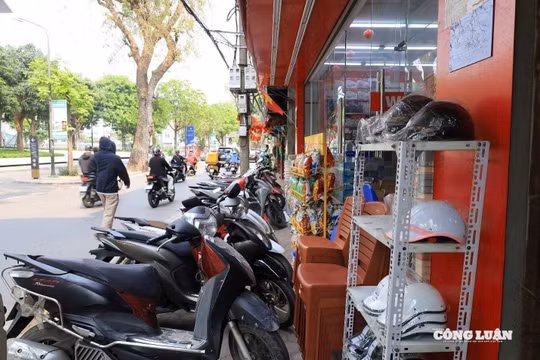 Vỉa hè Hà Nội vẫn bị lấn chiếm, người đi bộ phải xuống lòng đường