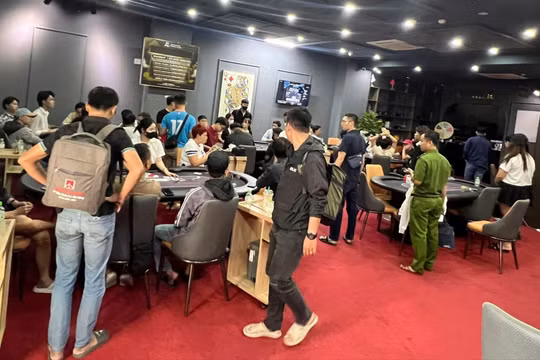 Mang 4 tiền án "ông trùm" vẫn mở sòng Poker trái phép trong khách sạn