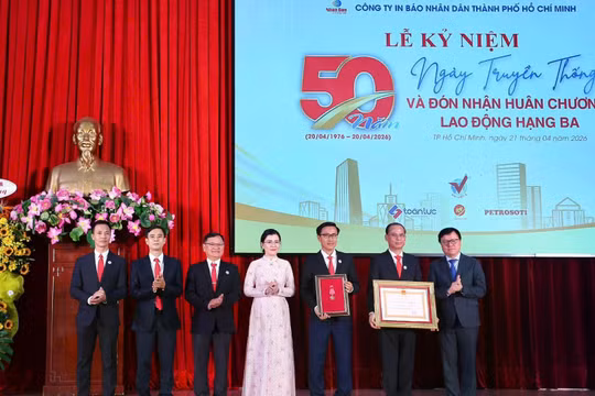 Công ty In Báo Nhân Dân tại TP HCM kỷ niệm 50 năm Ngày truyền thống, đón nhận Huân chương Lao động hạng Ba
