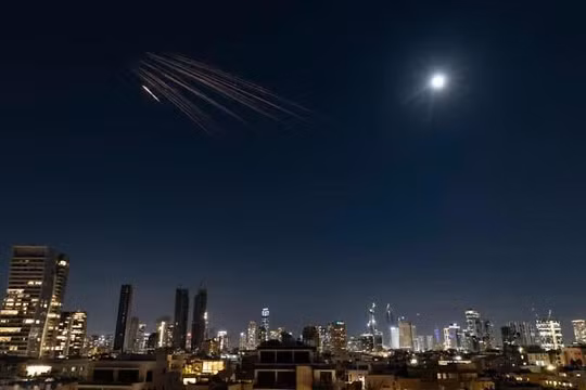 Iran phóng 300 tên lửa hạng nặng, đa đầu đạn vào Israel