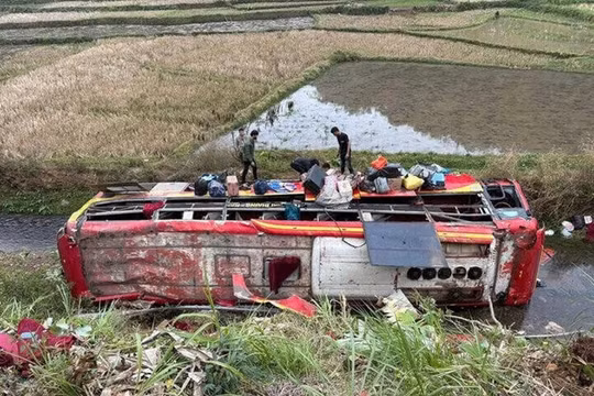 Lật xe khách tuyến Quảng Ninh - Sông Mã trên Quốc lộ 37 qua Sơn La, 11 người bị thương