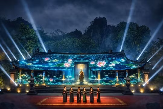 Lần đầu công nghệ 3D Mapping ‘kể chuyện’ lễ hội chùa Thầy