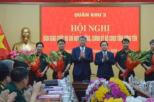 Bàn giao chức vụ Chỉ huy trưởng và Chính ủy Bộ CHQS tỉnh Hưng Yên