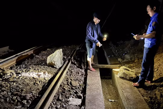 Tạm dừng chạy một số đoàn tàu do sự cố đá rơi khu vực Hải Vân