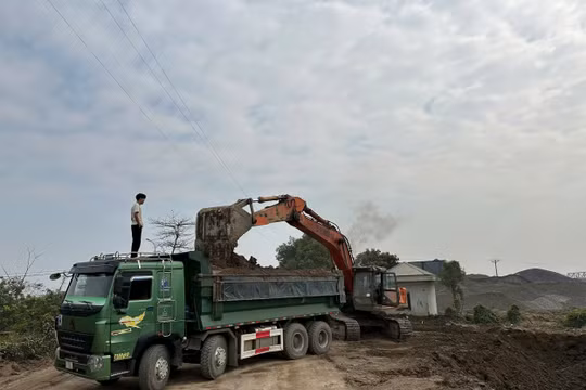 Bài 5: UBND xã Tiên Lữ chỉ đạo khắc phục bùn thải ven đê sông Luộc
