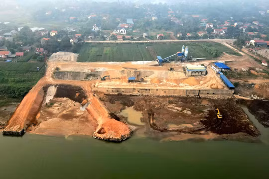 Cận cảnh “lưỡi đất” khổng lồ của Công ty Đức Thịnh xâm hại dòng sông Đà