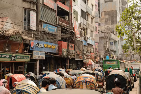 Bangladesh giảm giờ làm, cấm đèn trang trí đám cưới để tiết kiệm năng lượng