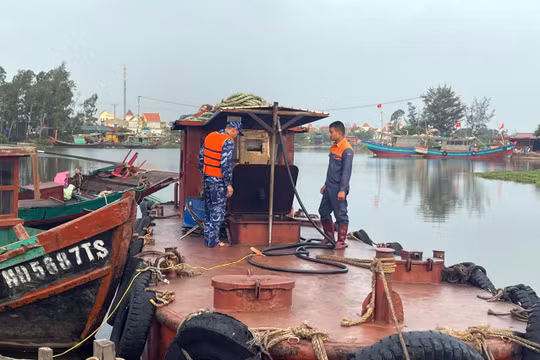 Phát hiện tàu chở 12.000 lít dầu không rõ nguồn gốc trên vùng biển giáp ranh Ninh Bình - Hưng Yên