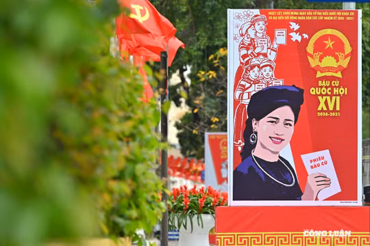 Hà Nội rực rỡ pano, băng rôn chào mừng Ngày toàn dân đi bầu cử 15/3