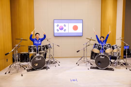 Thủ tướng Nhật Bản và Tổng thống Hàn Quốc cùng chơi nhạc K-pop