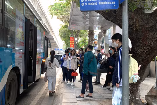 Tiết kiệm năng lượng: Người Hà Nội lựa chọn giao thông công cộng