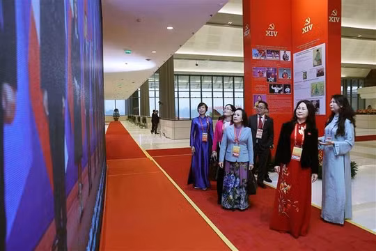 Trưng bày ảnh 'Dưới cờ Đảng - Đất nước tiến vào Kỷ nguyên mới' thu hút sự quan tâm của các đại biểu dự Đại hội XIV của Đảng