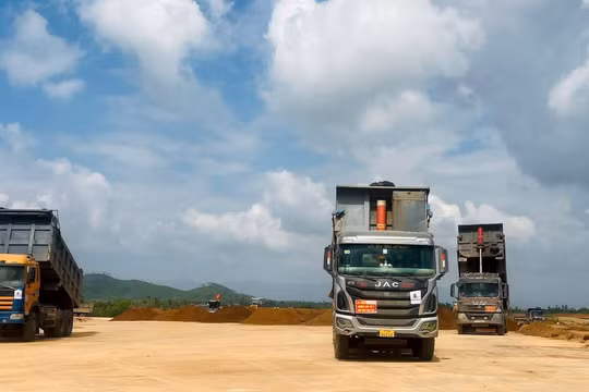 Công an tỉnh Gia Lai siết chặt hơn 300 xe ben phục vụ dự án sân bay Phù Cát