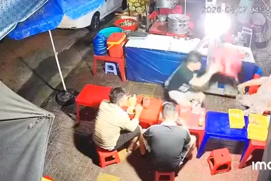 Công an xác minh video một phụ nữ lớn tuổi bị đập ghế nhựa vào người