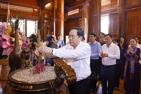 Chủ tịch Quốc hội Trần Thanh Mẫn dâng hương tưởng nhớ Chủ tịch Hồ Chí Minh tại Nghệ An