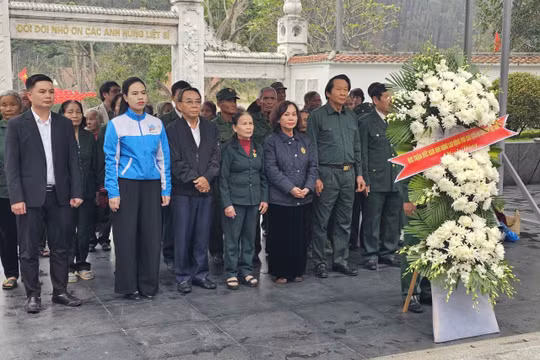 Hội Cựu Thanh niên xung phong Việt Nam dâng hương tri ân các anh hùng liệt sĩ tại Quảng Trị và Hà Tĩnh