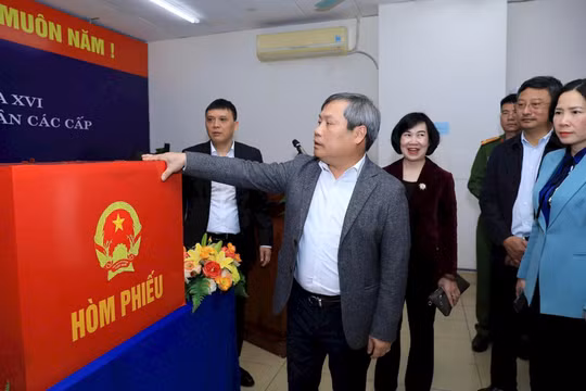 Chủ tịch Hà Nội kiểm tra công tác bầu cử tại 3 phường