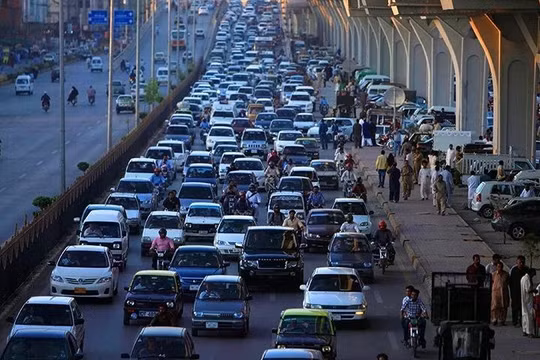 Pakistan tạm miễn phí giao thông công cộng do giá dầu leo thang