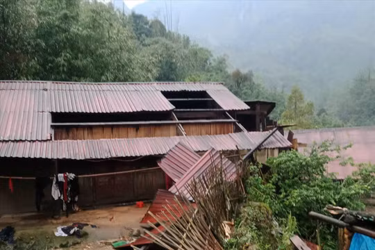 Mưa đá kèm dông lốc khiến 4 người tử vong, hàng nghìn ngôi nhà bị tốc mái