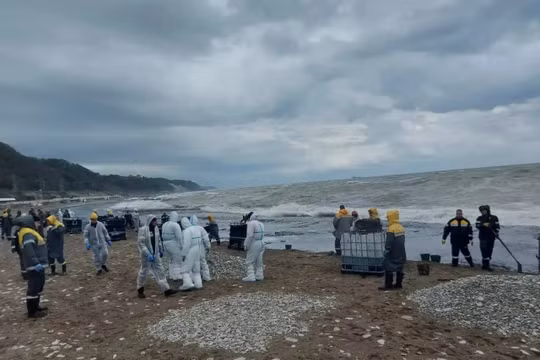 Ukraine lại tấn công nhà máy lọc dầu Tuapse, bị Nga cáo buộc nhắm vào hạ tầng dân sự