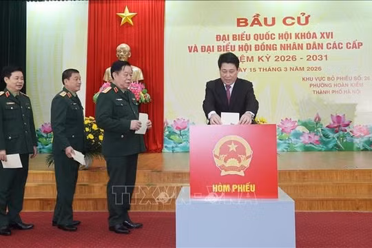 Chủ tịch nước Lương Cường bỏ phiếu tại khu vực bỏ phiếu số 26, phường Hoàn Kiếm, Hà Nội