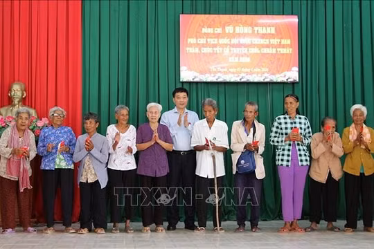 Phó Chủ tịch Quốc hội Vũ Hồng Thanh thăm, chúc Tết Chôl Chnăm Thmây tại Cần Thơ