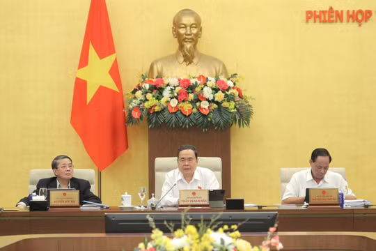 Đẩy mạnh phân cấp, đổi mới thi đua, khen thưởng
