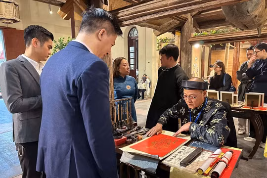 Không gian Tết truyền thống giữa lòng Hà Nội thu hút nhiều du khách tham quan