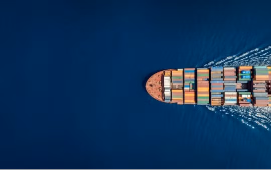 Nhiều doanh nghiệp dầu khí ngừng vận chuyển qua eo biển Hormuz