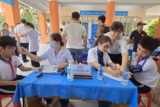 Trẻ nhỏ ở các đô thị lớn đối mặt 'gọng kìm' bệnh tay chân miệng và sốt xuất huyết