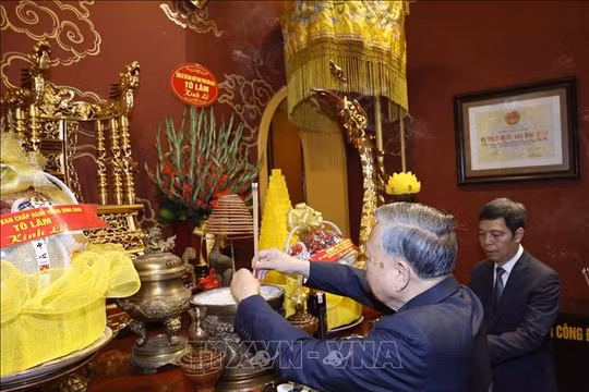 Tổng Bí thư dâng hương tại Khu Di tích Hoàng Thành Thăng Long