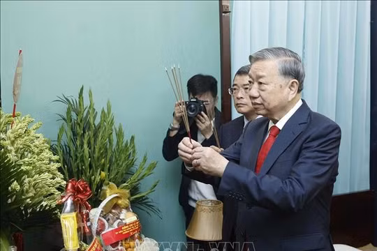 Tổng Bí thư Tô Lâm dâng hương tưởng niệm Bác Hồ tại Nhà 67