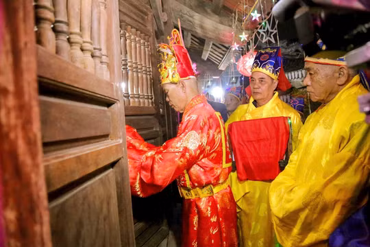 Độc đáo tục “xông” đền đêm giao thừa làng Gạo