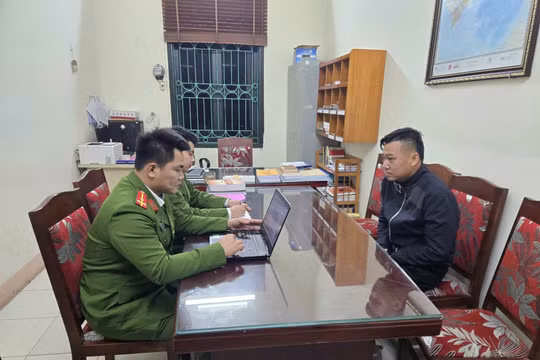 Phú Thọ tạm giữ nghi phạm dùng súng tự chế đe dọa vợ, thu nhiều vũ khí và pháo nổ