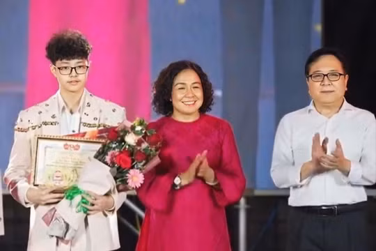 Bùi Khâu Quang Hưng - Tài năng khoa học trẻ tỏa sáng tại Búp Sen Vàng