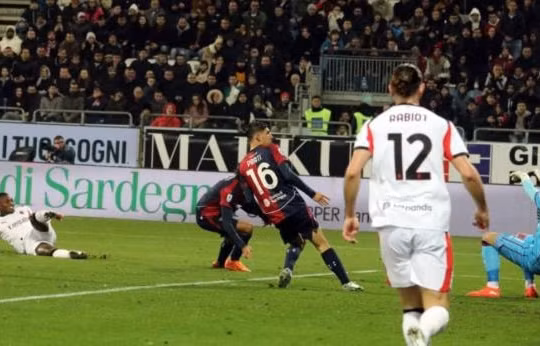 Rafael Leao tỏa sáng giúp AC Milan đánh bại Cagliari để chiếm ngôi đầu Serie A