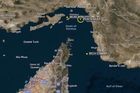 25 tàu thuyền vẫn đi qua eo biển Hormuz bất chấp lệnh phong tỏa của Mỹ
