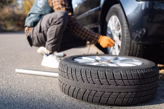 Đây là nơi nguy hiểm nhất để thay lốp xe mà tài xế nên tránh