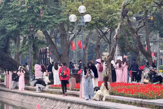 Mùa Tết đến, thợ ảnh và dịch vụ cho thuê áo dài 'đắt khách'