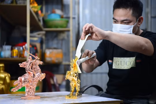 Linh vật ngựa mạ vàng 24K 'lên ngôi' dịp Tết Bính Ngọ 2026