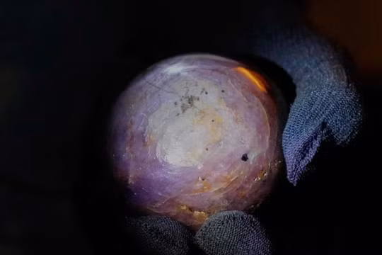 Viên sapphire sao tím lớn nhất thế giới, nặng hơn 3.500 carat