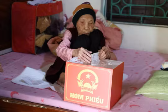Hà Nội: Cụ bà tròn 100 tuổi ở 'xã đảo' Minh Châu tự tay bỏ lá phiếu bầu cử