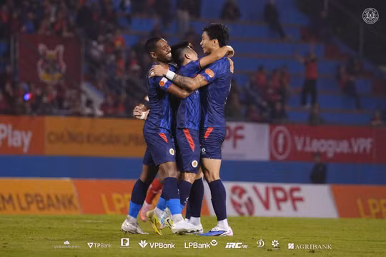 CAHN thắng trên sân Ninh Bình, củng cố ngôi đầu V.League