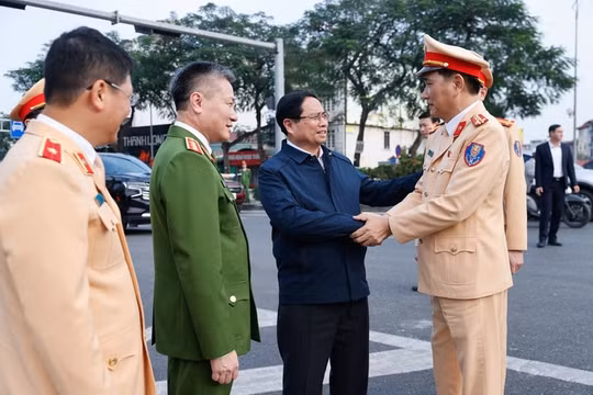 Thủ tướng kiểm tra, động viên các lực lượng công an ứng trực dịp Tết