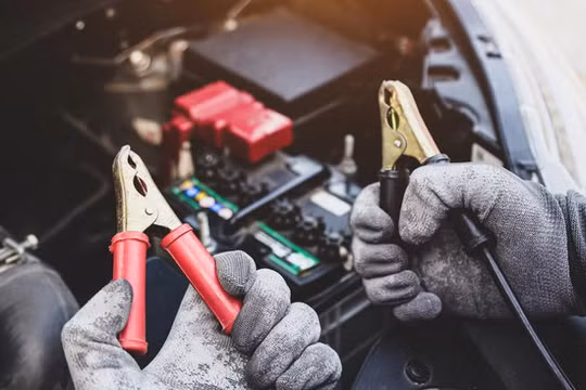Dây câu bình ắc quy bốc khói, nóng lên báo hiệu điều gì nguy hiểm?